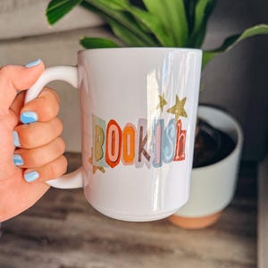 Caneca de carta de resgate de livro - 15oz de cerâmica branca - colagem de recortes de álbum de recortes - cartas de resgate - xícara de leitura - xícara de chá para leitores - garota que gosta de livros