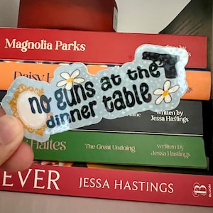 Niente armi a tavola - Adesivo Daisy Haites - Adesivo Magnolia Parks - Regalo per i lettori