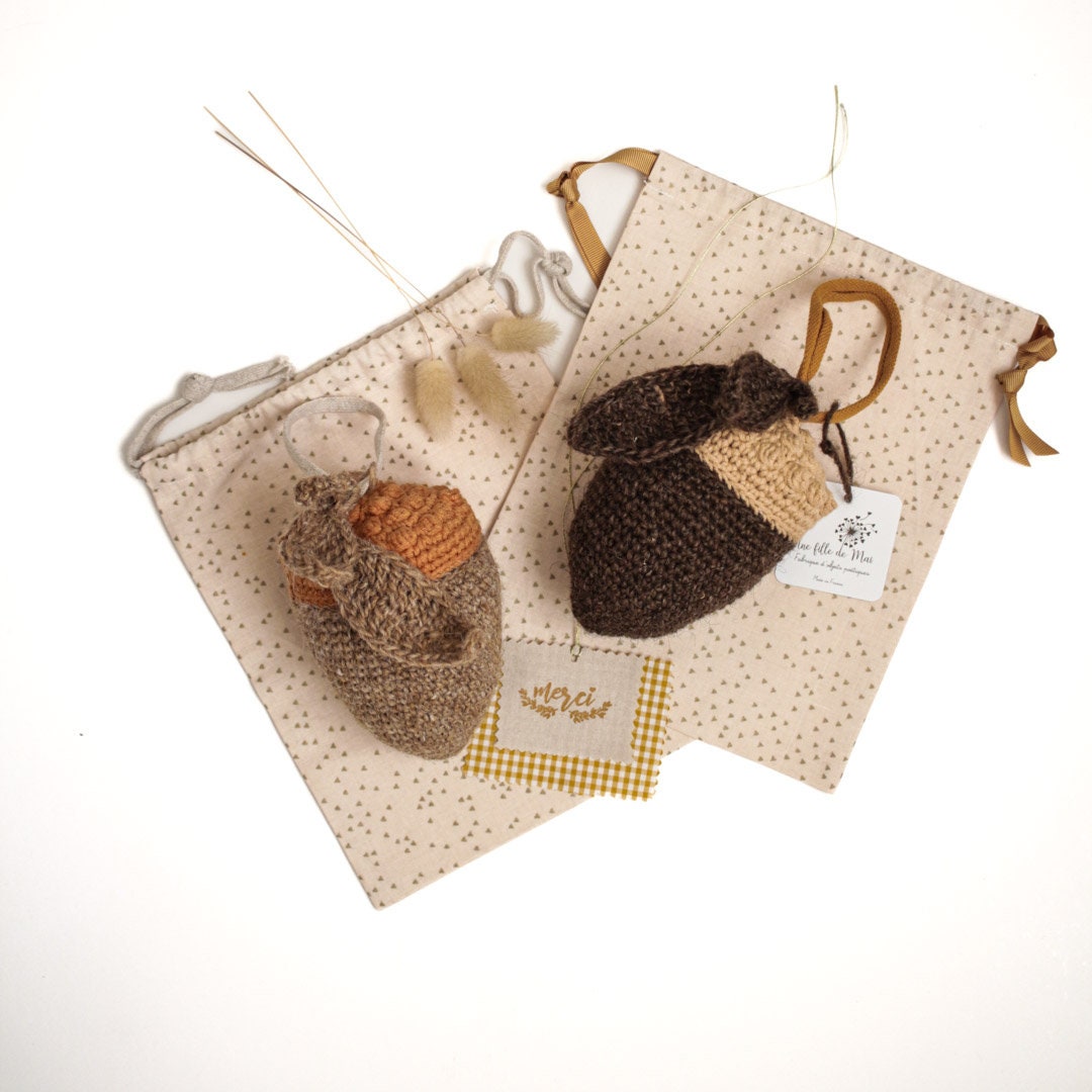 Suspension Gland. Réalisé Au Crochet en Laine et Coton. Créé Par Une Fille de Mai.