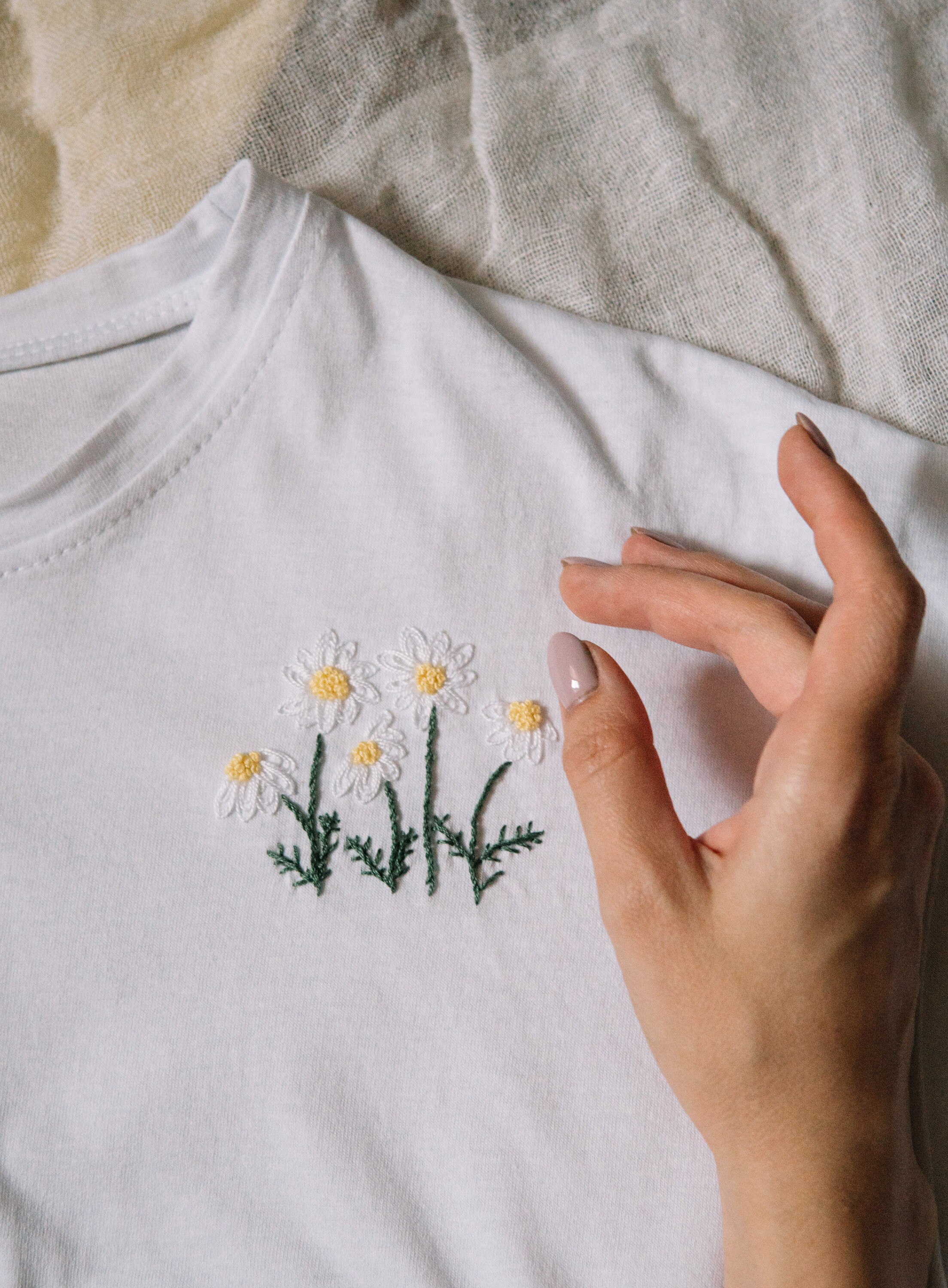 NACRE APPAREL Daisy Lover Embroidered Sweatshirt Wildflowers Crewneck  Flower Embroidery Botanical Plant Ash Small at  Women's Clothing store
