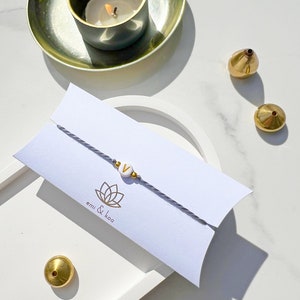 Rakhi personalizado con inicial en gris pizarra hecho a mano / Rakhri personalizado / Pulsera de la amistad Rakhree / Regalo Raksha Bandhan
