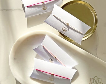 Prosta, minimalistyczna bransoletka Rakhri Rakhi z pozłacanymi koralikami | Prosta, ręcznie robiona bransoletka z nici na Raksha Bandhan