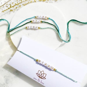 Braccialetto Rakhi con nome personalizzato Mini Cube / Cravatta Rakhri/Rakhree personalizzata fatta a mano / Regalo Raksha Bandhan / Filo dell'amicizia per fratelli