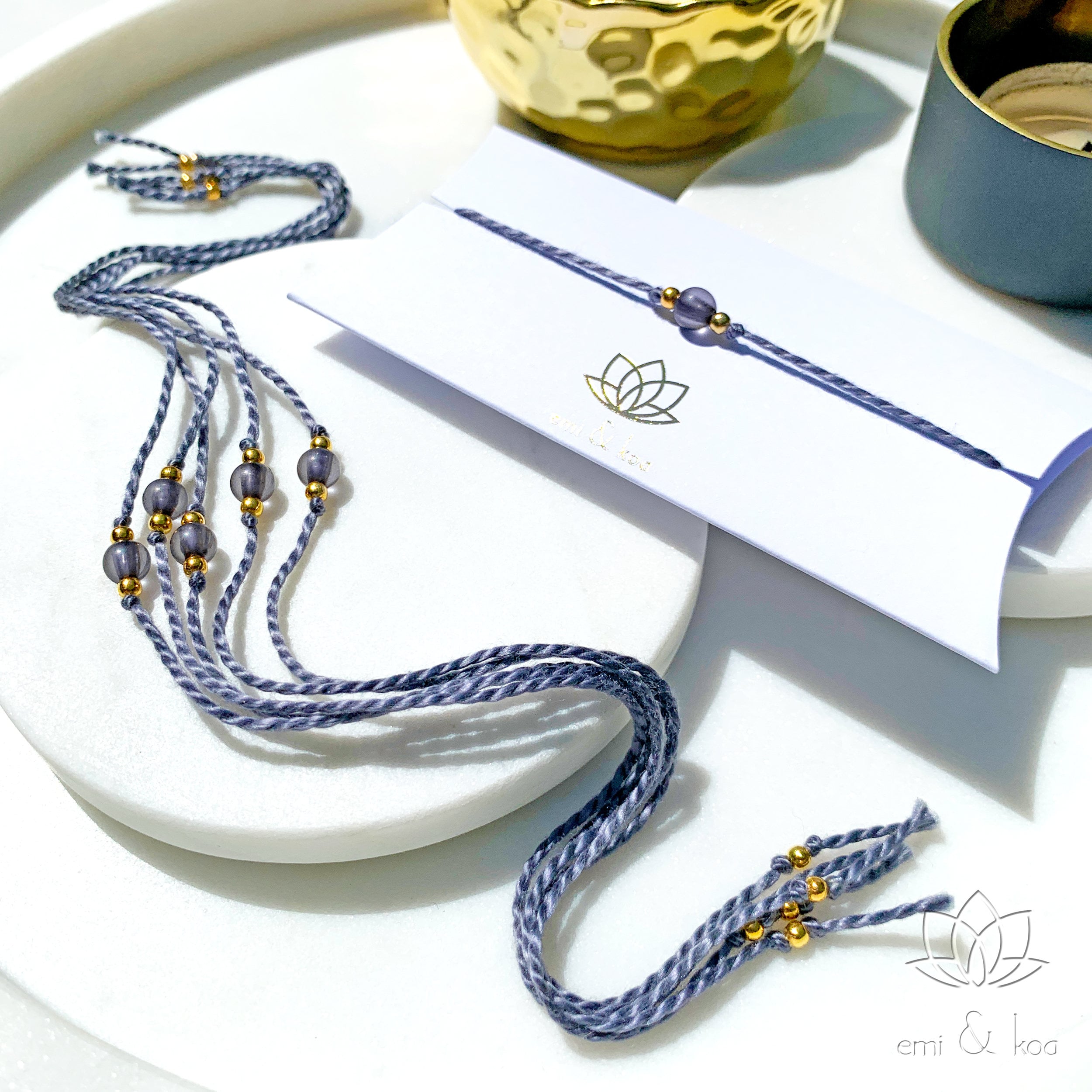 Bransoletka Mini Frosted Grey Rakhi | Ręcznie robiony krawat Rakhri Rakhree | Prezent Raksha Bandhan | Bransoletka sznurkowa przyjaźni unisex | 2025 Rakhi