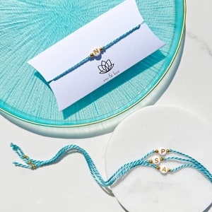 Pulsera de la amistad Rakhi hecha a mano con inicial personalizada de topacio turquesa, Rakhi personalizado, Rakhree, regalo de Raksha Bandhan