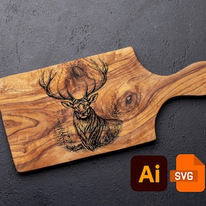 Könnte beinhalten: Holzschneidebrett mit Griff, mit einer detaillierten schwarzen Gravur eines Hirsches mit großem Geweih und einer Waldszene. Das Brett hat ein natürliches Holzmaserungsmuster und eine glatte Oberfläche. Der Hintergrund ist dunkel.