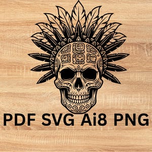 Op de afbeelding: Zwart-wit illustratie van een schedel met een gevederde hoofdtooi. De schedel heeft gedetailleerde gravures en is omgeven door veren. De tekst "PDF SVG Ai8 PNG" is onder de schedel gedrukt.