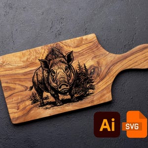 Puede incluir: Tabla de cortar de madera con asa, con un grabado detallado de un jabalí y pinos. La tabla tiene un patrón de vetas de madera natural y un fondo oscuro. Incluye iconos de archivos AI y SVG.