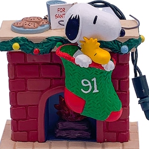 1991 Hallmark Keepsake Peanuts Snoopy Magic Lighted Christmas Ornament in Box