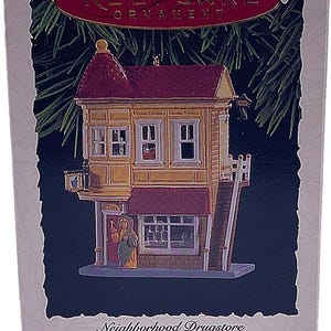 Adorno nostálgico de casas y tiendas de la farmacia del barrio Hallmark Keepsake de 1994