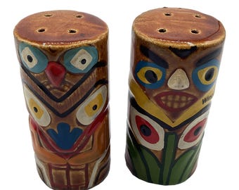 Conjunto vintage de saleiro e pimenteiro em cerâmica pintada com totem tiki, Winona, Minnesota.