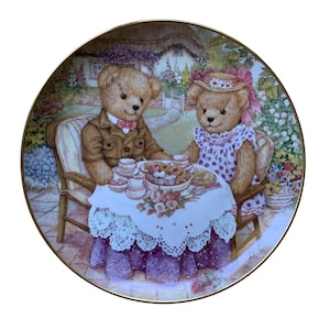Vintage TEDDY BEAR Tea Party 8&quot; Collectible Decorative Plate (E1430) The Porcelain Gallery
