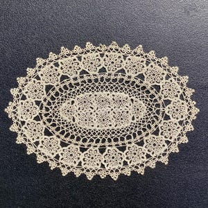 Vintage Handmade Ivory Crochet Lace Doily Dresser Scarf Table Decor 18"x13" Oval