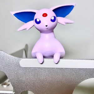 3D Gedruckt Lila Katze Figur Computer Monitor Abbildung Bildschirm Monitor Dekoration Schreibtisch Buddy Computer Einrichten Gamer Geschenk für Ihn