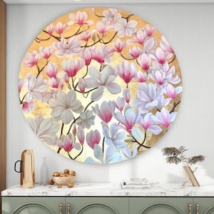 Peut inclure: Une peinture ronde sur toile représentant un gros plan de fleurs de magnolia blanches et roses sur un fond doré.