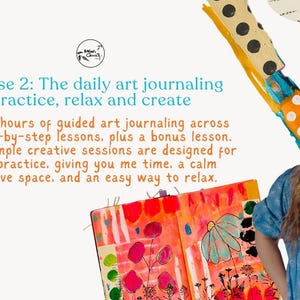 Op de afbeelding: Een promotionele afbeelding voor Course 2: The daily art journaling practice, relax and create. Het bevat tekst over 7 uur aan lessen, een persoon met lang golvend haar in een blauwe bloementop en een open dagboek met levendige roze kunst.
