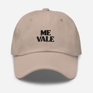 Sombrero Me Vale, sombrero latino, refrán divertido en español, sombrero español, negocio propiedad de latina, Latinx, Latina AF, regalo latino, regalo latino