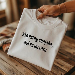 No Estoy Enojada Asi Es Mi Cara、ラティーナ T シャツ、ラティーナ グラフィック T シャツ、ラティーナ所有ショップ、ラティーナ ギフト