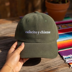 Cafecito Y Chisme, Sombrero Latino, Dicho Español Divertido, Gorra Latina, Tienda Propiedad Latina, Latina AF, Chingona, Regalo Latina