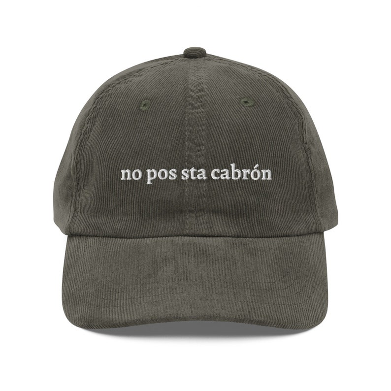 Puede incluir: Gorra de b&eacute;isbol de pana verde oliva con el texto bordado "no pos sta cabr&oacute;n" en blanco. La gorra tiene una visera curva y una correa ajustable. Un accesorio casual.