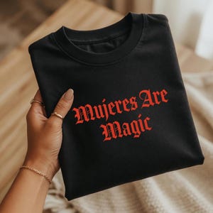 女性は魔法、ラティーナTシャツ、ラティーナパワー、ラティーナグラフィックTシャツ、ラティーナ経営のビジネス、ラティーナギフト