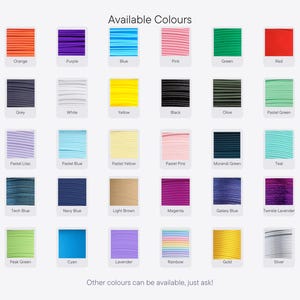 K&ouml;nnte beinhalten: Eine Farbkarte mit dem Titel Available Colours zeigt drei&szlig;ig rechteckige Farbmuster verschiedener Filamentfarben, darunter Orange, Lila, Blau, Pink, Gr&uuml;n, Rot, Grau, Wei&szlig;, Gelb, Schwarz, Oliv, Pastellgr&uuml;n, Flieder, Blau, Gelb, Pink, Morandi-Gr&uuml;n, T&uuml;rkis, Tech-Blau, Marineblau, Hellbraun, Magenta, Galaxy-Blau, glitzerndes Lavendel, Peak-Gr&uuml;n, Cyan, Lavendel, Regenbogen, Gold und Silber.