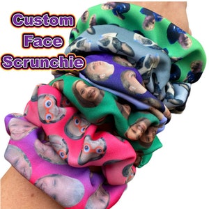 Może przedstawiać: Stosik kolorowych scrunchie z powtarzającym się wzorem twarzy. Scrunchie są wykonane z miękkiej, elastycznej tkaniny i idealnie nadają się do upinania włosów.