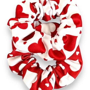 Scrunchies met rood en wit hart (set van 2); Valentijnsdagcadeau voor meisjes; Leuke scrunchies voor meisjes