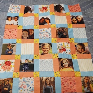 Könnte beinhalten: Eine Patchwork-Decke mit verschiedenen Blumenmustern und Fotos von Menschen. Die Decke besteht aus Quadraten in verschiedenen Farben und Mustern, darunter Blau, Gelb, Rosa und Weiß. Die Fotos zeigen verschiedene Personen, darunter Kinder, Erwachsene und Familien.
