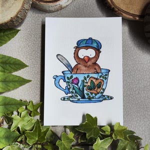 Carte illustrée – Hibou dans une tasse de thé – Aquarelle douce – Format A6