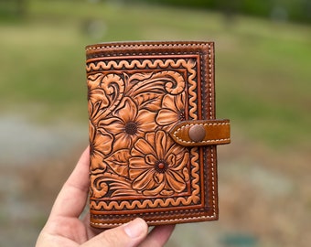 Braune, neutrale Blumen-Mini-Geldbörse aus bearbeitetem Leder