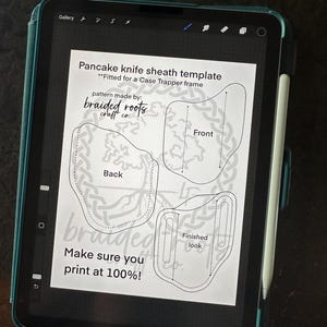 Puede incluir: Una tableta digital muestra una "Plantilla de funda de cuchillo Pancake" con diagramas para la parte delantera, trasera y aspecto final. El texto incluye "braided roots craft co." e instrucciones para imprimir al 100%. La tableta está en una funda verde azulado.