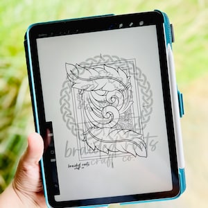 Könnte beinhalten: Ein Tablet mit einer detaillierten Federzeichnung in Schwarzweiß. Das Design ist in einem Rahmen angeordnet. Der Text "braided roots craft co." ist am unteren Bildschirmrand zu sehen. Das Tablet hat eine türkisfarbene Hülle.