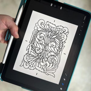 Peut inclure: Un dessin numérique d'un motif floral orné et tourbillonnant à l'encre noire sur papier blanc, affiché sur une tablette. La tablette est dans un étui turquoise, et un stylet blanc est attaché. Le motif présente des lignes et des courbes détaillées.