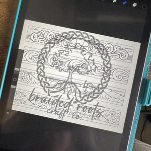 Könnte beinhalten: Eine digitale Zeichnung von vier verschiedenen Designs für Ledergravuren. Die Designs sind mit "geometrisch" beschriftet und zeigen komplizierte florale Muster. Die Zeichnung befindet sich auf einem Tablet-Bildschirm und enthält den Text "braided roots craft co."