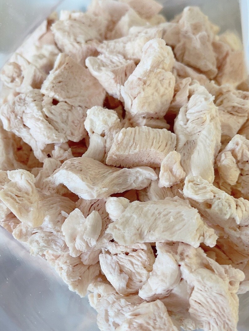 Puede incluir: Primer plano de un mont&oacute;n de pollo desmenuzado, las piezas son blancas y tienen un ligero tono rosado.