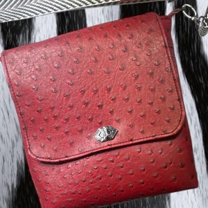 Hermoso bolso bandolera/bolso de mano de piel sintética de avestruz color burdeos