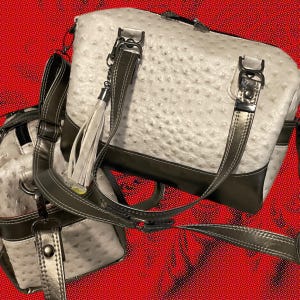 Hermoso bolso bandolera/bolso de mano en piel sintética de avestruz color crema y peltre iridiscente