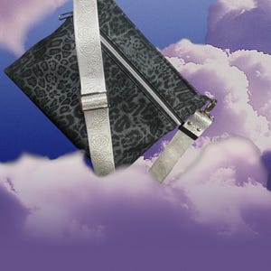 Bolso bandolera con estampado animal. Piel sintética negra.
