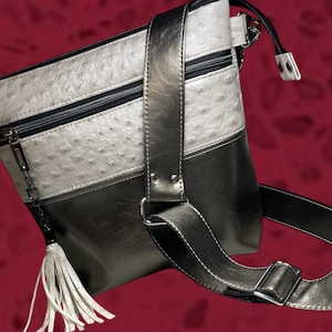 Hermoso bolso bandolera/bolso de mano en piel sintética de avestruz color crema y peltre iridiscente