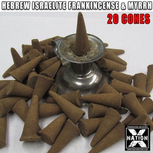 K&ouml;nnte beinhalten: Zwanzig braune R&auml;ucherkegel, die um einen silbernen R&auml;ucherofen angeordnet sind. Die Kegel sind mit "HEBREW ISRAELITE FRANKINCENSE & MYRRH 20 CONES" beschriftet.