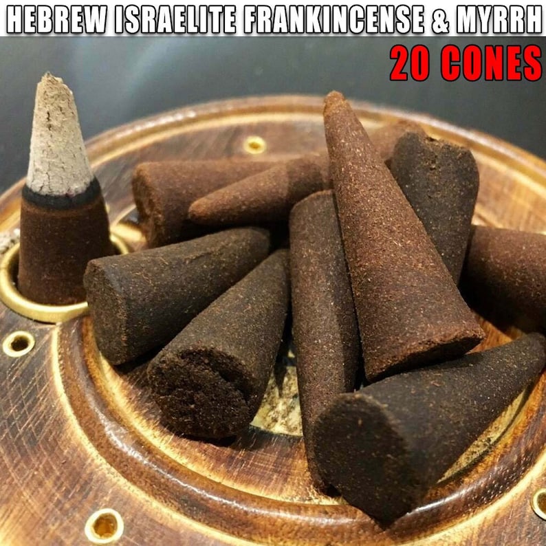 K&ouml;nnte beinhalten: Zwanzig braune R&auml;ucherkegel auf einem Holzsockel. Die Kegel bestehen aus Weihrauch und Myrrhe. Der Text "HEBREW ISRAELITE FRANKINCENSE & MYRRH 20 CONES" ist auf dem Bild zu sehen.