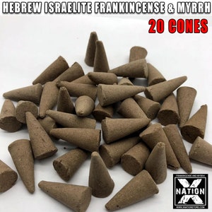 K&ouml;nnte beinhalten: Ein Haufen von 20 braunen R&auml;ucherkegeln mit dem Text "HEBREW ISRAELITE FRANKINCENSE & MYRRH 20 CONES" oben im Bild. Die Kegel sind in einem zuf&auml;lligen Muster angeordnet. Das Bild enth&auml;lt auch ein Logo f&uuml;r "FRANKINCENSE AND MYRRH X NATION" unten.