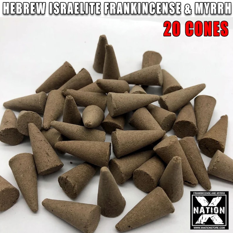 K&ouml;nnte beinhalten: Ein Haufen von 20 braunen R&auml;ucherkegeln mit dem Text "HEBREW ISRAELITE FRANKINCENSE & MYRRH 20 CONES" oben im Bild. Die Kegel sind in einem zuf&auml;lligen Muster angeordnet. Das Bild enth&auml;lt auch ein Logo f&uuml;r "FRANKINCENSE AND MYRRH X NATION" unten.
