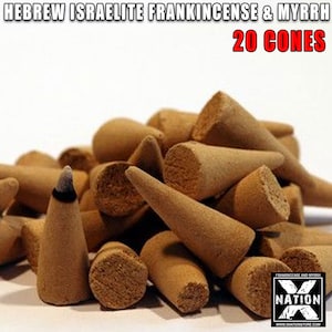 K&ouml;nnte beinhalten: Ein Haufen von 20 braunen R&auml;ucherkegeln mit dem Text "HEBREW ISRAELITE FRANKINCENSE & MYRRH 20 CONES" oben im Bild. Die Kegel sind zuf&auml;llig angeordnet und alle gleich gro&szlig; und geformt. Die Kegel sind aus einem nat&uuml;rlichen Material hergestellt und haben eine leicht raue Textur. Die Kegel sind eine beliebte Wahl f&uuml;r Aromatherapie und Meditation.
