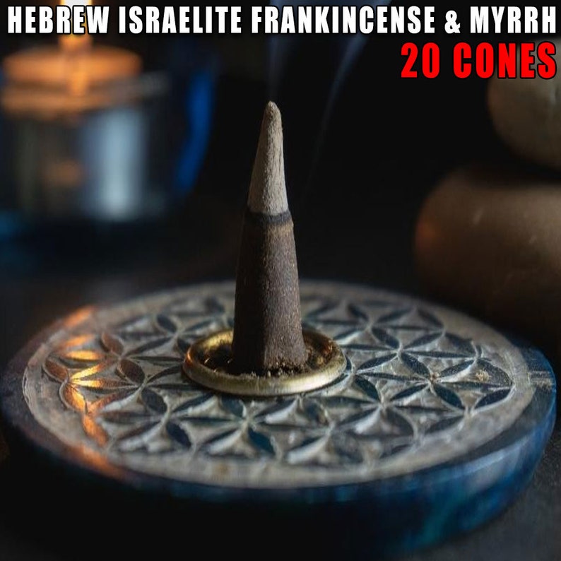 K&ouml;nnte beinhalten: Nahaufnahme eines braunen R&auml;ucherkegels, der auf einem blauen und wei&szlig;en Stein-R&auml;ucherhalter mit einem Lebensblume-Design brennt. Der Text "20 CONES" ist auf dem Bild zu sehen.