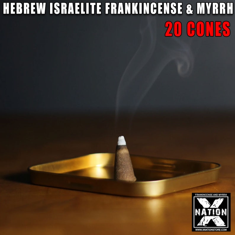 K&ouml;nnte beinhalten: Ein brennender R&auml;ucherkegel auf einem goldenen Tablett. Der Kegel ist braun mit einer wei&szlig;en Spitze und verstr&ouml;mt wei&szlig;en Rauch. Der Text "HEBREW ISRAELITE FRANKINCENSE & MYRRH 20 CONES" ist &uuml;ber dem Kegel sichtbar. Der Text "FRANKINCENSE AND MYRRH X NATION WWW.XNATIONSTORE.COM" ist unter dem Tablett sichtbar.
