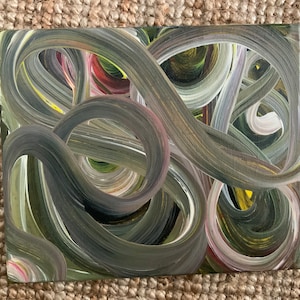 Puede incluir: Pintura abstracta con líneas en espiral en tonos de verde, amarillo, blanco y negro.