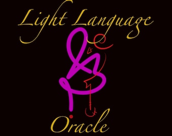 Puede incluir: Un fondo negro con el texto dorado Light Language Oracle. Centrado entre las palabras hay un símbolo caligráfico morado estilizado con finos acentos de líneas rojas que incluyen un pequeño círculo y una marca en forma de cruz abajo.