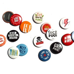Boutons à épingle avec des dictons et des illustrations anglais amusants